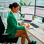 Asesora certificada analizando mercado inmobiliario con tecnología avanzada para establecer valores justos